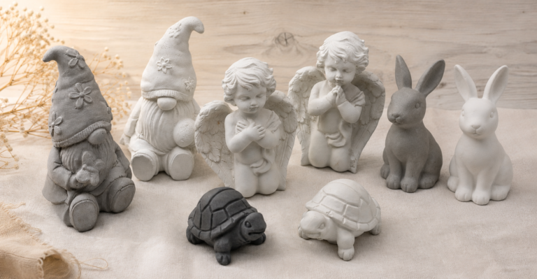 Verschiedene Gießmassen im Vergleich – Figuren aus Raysin, Xyrarock, Bodenausgleichsmasse und schwarzem Feinbeton nebeneinander